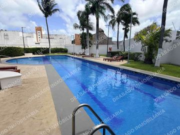 Casa en venta con alberca, jardines, gimnasio y seguridad en Quinta Madeira frente a la gran plaza