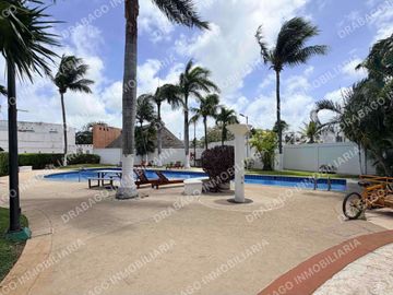Casa en venta con alberca, jardines, gimnasio y seguridad en Quinta Madeira frente a la gran plaza
