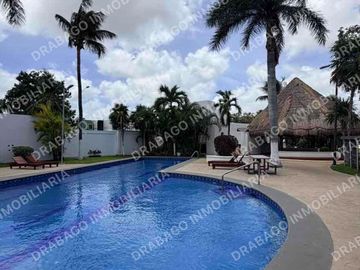 Casa en venta con alberca, jardines, gimnasio y seguridad en Quinta Madeira frente a la gran plaza
