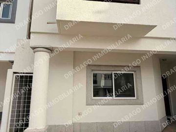 Casa en venta con alberca, jardines, gimnasio y seguridad en Quinta Madeira frente a la gran plaza