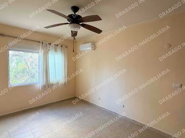 Casa en venta con alberca, jardines, gimnasio y seguridad en Quinta Madeira frente a la gran plaza