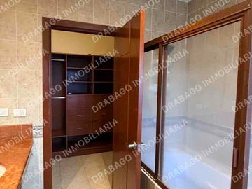 Casa en venta con alberca, jardines, gimnasio y seguridad en Quinta Madeira frente a la gran plaza