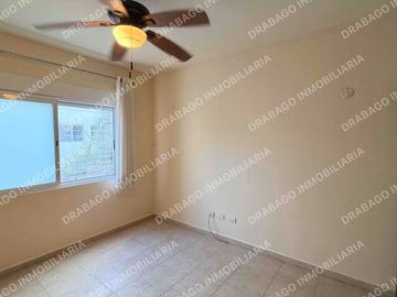 Casa en venta con alberca, jardines, gimnasio y seguridad en Quinta Madeira frente a la gran plaza