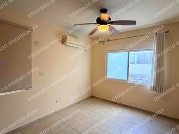 Casa en venta con alberca, jardines, gimnasio y seguridad en Quinta Madeira frente a la gran plaza