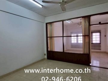 4.5-story commercial building, 36 sq.wa., Sinthorn Happy Land Village, near The Mall Bangkapi, Happy Land 1 Road, Ladprao Road, Nawamin Road, Bang Kap