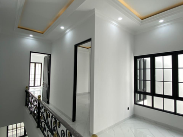 Sangat Langka, Perumahan Babatan Pantai dekat Grand Kenjeran, American Classic Modern Mewah