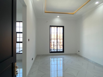 Sangat Langka, Perumahan Babatan Pantai dekat Grand Kenjeran, American Classic Modern Mewah