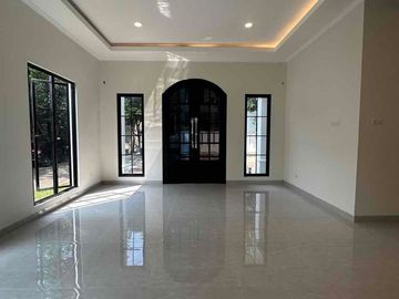Brand New  Posisi Hoek American Classic Rumah Mewah Bagus Siap Huni