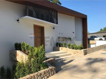 STUNNING 5-BEDROOM SEAVIEW VILLA FOR SALE
