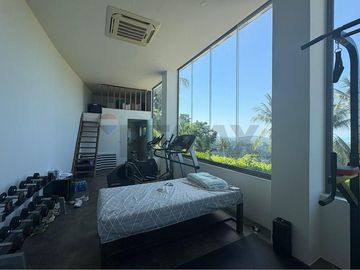 STUNNING 5-BEDROOM SEAVIEW VILLA FOR SALE