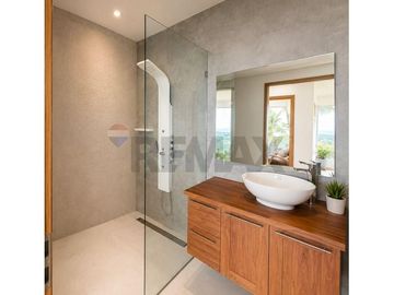 STUNNING 5-BEDROOM SEAVIEW VILLA FOR SALE