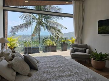 STUNNING 5-BEDROOM SEAVIEW VILLA FOR SALE