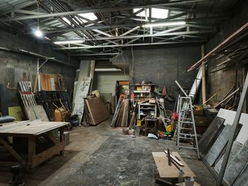 Kantor & Gudang Gayungsari Dijual Beserta Isinya, Siap Pakai Cocok Untuk Usaha