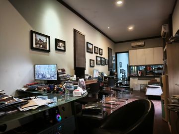 Kantor & Gudang Gayungsari Dijual Beserta Isinya, Siap Pakai Cocok Untuk Usaha