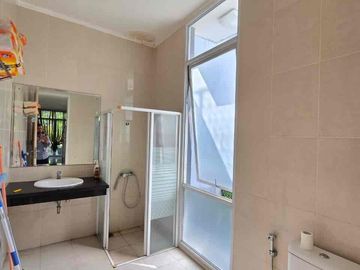 Kebayoran Bintaro Rumah bagus tanah luas siap huni dan dekat Mall dan Rumah sakit