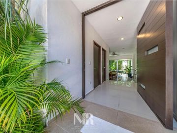 Impresionante casa de 3 niveles con acabados de lujo y diseño moderno.