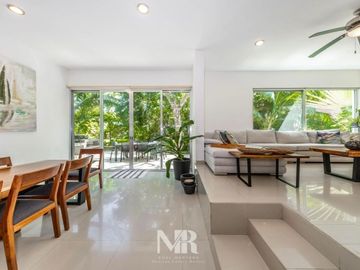 Impresionante casa de 3 niveles con acabados de lujo y diseño moderno.