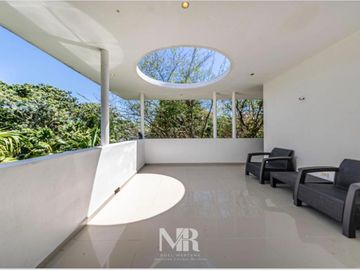 Impresionante casa de 3 niveles con acabados de lujo y diseño moderno.