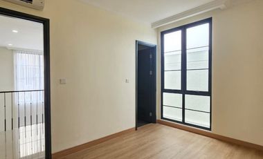 Rumah 3 Lantai Lokasi Kawasan Premium di Gading Serpong, Berbatasan Langsung dengan Akses ke BSD