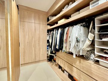 2 Bedroom Condo Unit For Sale at East Gallery Place, BGC, Taguig