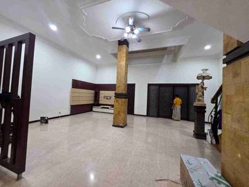 Dijual murah Rumah Ciamik 2 lantai baru renovasi di Kebonsari Elveka
