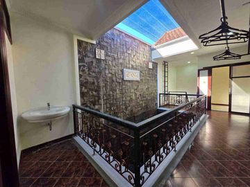 Dijual murah Rumah Ciamik 2 lantai baru renovasi di Kebonsari Elveka