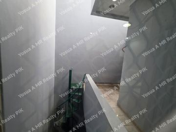Disewakan Rumah 3 Lantai Cantik Siap Huni dalam Komplek Glodok