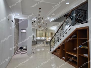 Disewakan Rumah 3 Lantai Cantik Siap Huni dalam Komplek Glodok