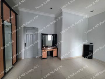 Disewakan Rumah 3 Lantai Cantik Siap Huni dalam Komplek Glodok