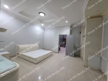 Disewakan Rumah 3 Lantai Cantik Siap Huni dalam Komplek Glodok