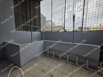 Disewakan Rumah 3 Lantai Cantik Siap Huni dalam Komplek Glodok