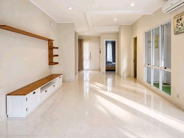 Dijual Rumah Bagus Semi Furnished (9X20) Hadap Selatan di Fresco Aria, Foresta BSD