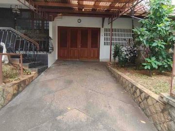 Rumah Cantik 300Meter Bukit Pratama Lebak Bulus. 2Km dari MRT Lebak Bulus. Komplek Mewah Cantik. Pemilik BU Hanya 5.5M nego murah