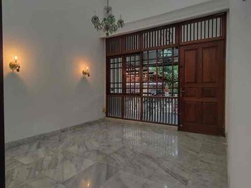 Rumah Cantik 300Meter Bukit Pratama Lebak Bulus. 2Km dari MRT Lebak Bulus. Komplek Mewah Cantik. Pemilik BU Hanya 5.5M nego murah