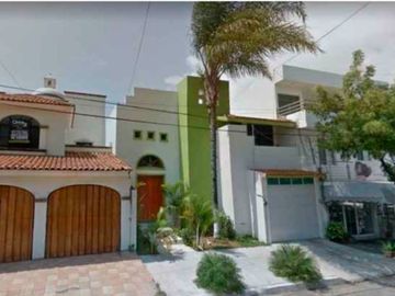 CASA EN VENTA. AV. UNIVERSIDAD, COL. CIUDAD DEL VALLE. MUN TEPIC C.P. 63157 NAYARIT