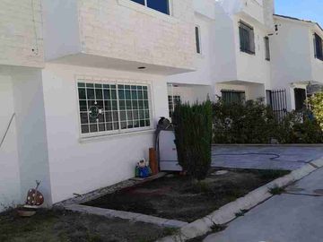 Casa en VENTA  de 2 niveles  y 3 recámaras  en Carlos Robirosa. Pachuca  Hgo.