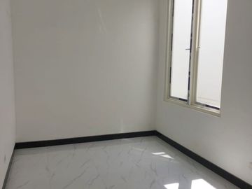 SISA 1 UNIT RUMAH MINIMALIS BARU GRESS MULYOSARI SURABAYA TIMUR. DEKAT SUTOREJO, BABATAN PANTAI, ITS, UNAIR, UWK, MERR, PAKUWON CITY
