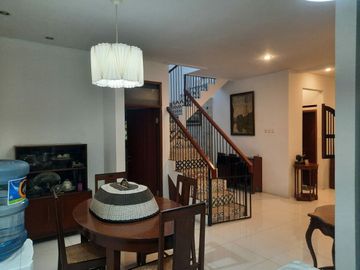 Rumah Bagus 2 Lantai Dekat Griya Antapani