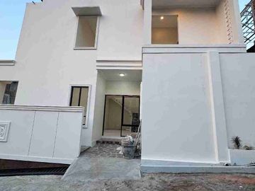 rumah di manyaran semarang barat 16 menit Bandara A yani