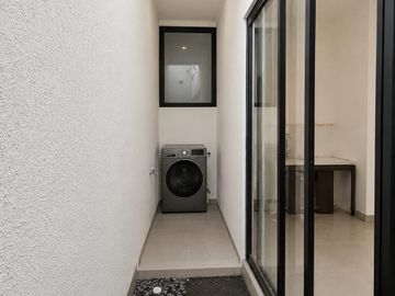 Hunian modern 2 lantai CIPUTAT desain mezzanine yang unik dan elegan