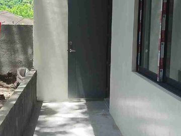 HOUSE AND LOT IN SUN VALLEY