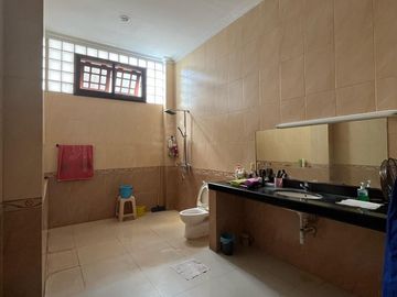 Dijual Bangunan 3 lantai 1.900m2 dilokasi Jalan Biliton Gubeng Surabaya,terdapat  9 kamar kost aktif, Ruang usaha dan tempat tinggal