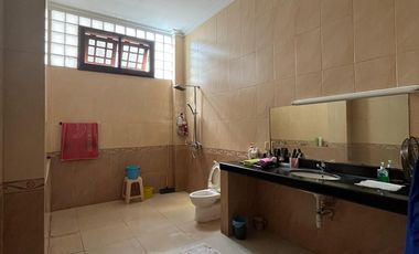 Dijual Bangunan 3 lantai 1.900m2 dilokasi Jalan Biliton Gubeng Surabaya,terdapat  9 kamar kost aktif, Ruang usaha dan tempat tinggal
