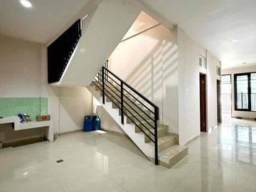Dijual Rumah 3 Lantai Full Renovasi Sektor 1G Gading Serpong
