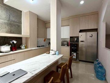 Dijual Rumah 3 Lantai Full Renovasi Sektor 1G Gading Serpong