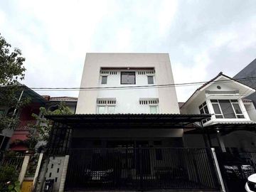 Dijual Rumah 3 Lantai Full Renovasi Sektor 1G Gading Serpong