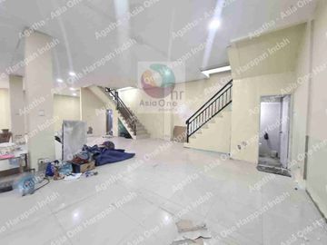 Ruko 3 lantai di Duren Sawit Jakarta Timur, lokasi strategis di jalan utama, cocok untuk berbagai jenis usaha dan investasi.