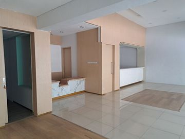 Jl DIPONEGORO Surabaya EX Bank Pemerintah , Hadap Barat  Carport depan &Blkg