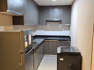 FOR LEASE Spacious 1BR Condo with Parking in Greenhills