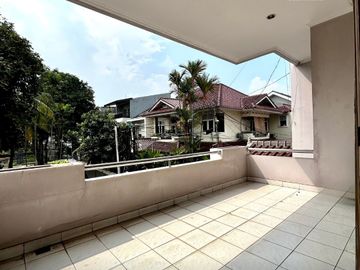 TERMURAH !! DIJUAL RUMAH VIEW TAMAN DI TEBET BARAT, SIAP HUNI BNAGUNAN 2 LANTAI, AKSES JLN 2 MOBIL, LOKASI STRATEGIS, NEGO !!